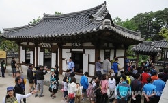 모처럼 관광객으로 북적이는 오죽헌