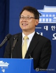 밝은 표정의 신임 홍보수석