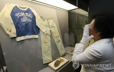 눈물 흘리는 이한열 열사 어머니