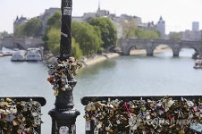 파리 사랑의자물쇠 결국 말썽…센강 다리난간 붕괴