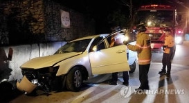 태백 승용차 옹벽 들이받아 1명 중상