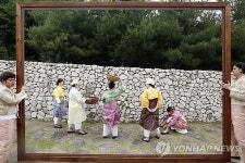 액자 속에 정지된 박수근의 시장 사람들