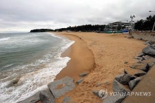 속초해수욕장 백사장 침식…개장 앞두고 '고민'