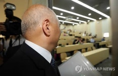 강의실로 들어서는 총리 후보자
