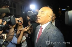 외출 마치고 들어온 문창극 총리 후보자
