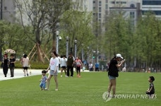 개장후 첫 휴일 맞은 송상현 광장