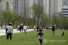 개장후 첫 휴일 맞은 송상현 광장