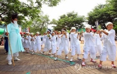 초등학생들의 농요 공연