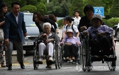 고소장 접수 위해 동부지검 향하는 할머니들