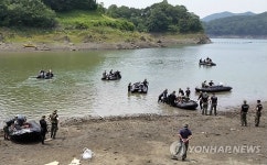 대청댐관리단, 옥천수역서 수중 쓰레기 수거