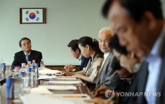 인사말하는 김용봉 이사장