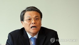 인사말하는 김용봉 이사장