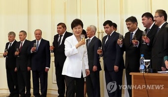 우즈베크 관계자들과 건배하는 박 대통령
