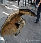 강서구 가양동 이마트 앞 도로 침하로 택시 사고