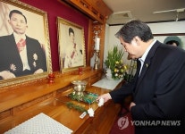 박정희 영정에 헌화하는 김무성