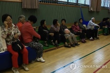 고성 명파리 주민들 대진초등학교 체육관 대피