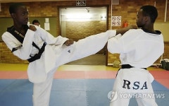 남아공 태권도 국가대표 형제 엄마 목에 금메달을