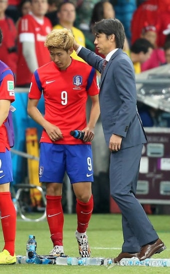 <월드컵2014> 손흥민 격려하는 홍명보 감독