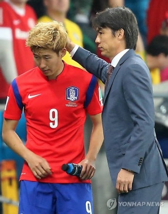 <월드컵2014> 손흥민 격려하는 홍명보 감독