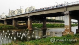 광진구, 중랑천 정화활동 및 EM 흙공 던지기 개최