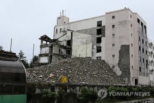 흉물로 전락한 경포의 리조트 건물