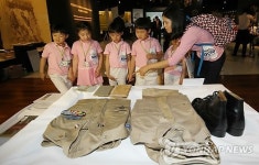 UN 참전용사 기증품 관람하는 어린이들