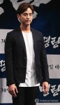 포즈 취하는 권율