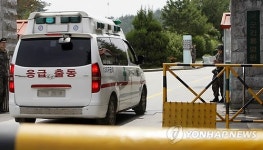 임 병장 싣고 국군강릉병원으로 들어가는 구급차