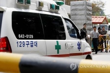 임 병장 싣고 국군강릉병원으로 들어가는 구급차