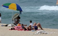 강릉 사근진에 선탠 전용 해변 운영