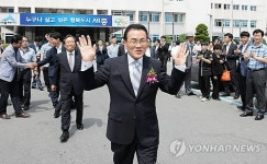 시청 떠나는 유한식 세종시장