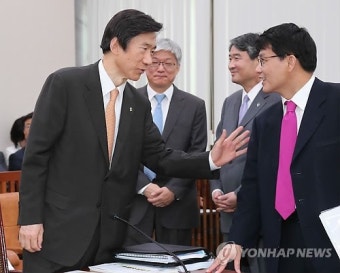 대화하는 윤병세 장관과 윤상현사무총장