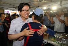 급식 봉사 나선 김문수 지사