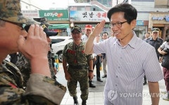 급식 봉사 나선 김문수 지사