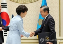 금탑산업훈장 수여하는 박 대통령