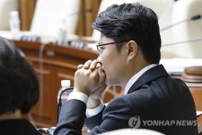 생각에 잠긴  김광진 의원