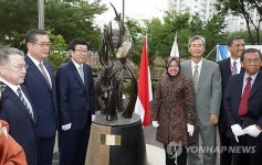 부산-수라바야 우정의 상징 기념 조형물 제막