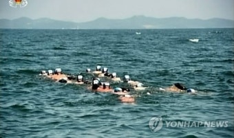 北 김정은, 해군 지휘관 수영훈련 지휘