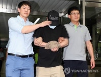 경찰서 나서는 수천억 원대 자산가 살인 피의자