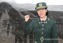 육군 하사 계급장 단 여자축구 기대주 이정은 선수