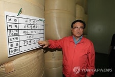 수출 쌀 도정 현황 살펴보는 이동필 장관
