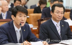 답변하는 헌재사무처장