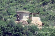 남한 바라보는 북한 인민군