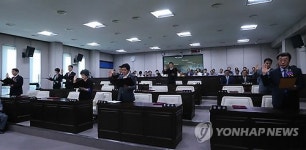 신임 의장에 반발…반쪽된 시의회