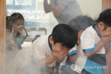 소방 대피훈련하는 어린이들