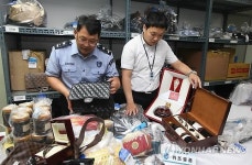 반입제한 유치품 감정하는 인천공항세관 직원들