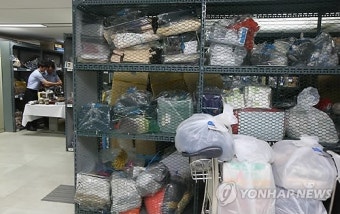 인천공항세관 창고에 쌓인 유치품들