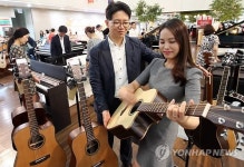 취미 악기로 기타 연주
