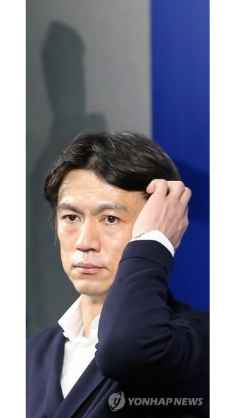생각 잠긴 홍명보 감독