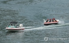 북한강서 수상레저 즐기는 피서객
